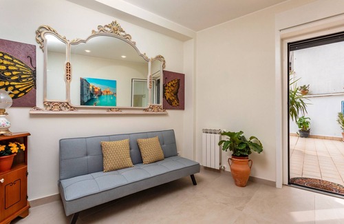 Misterbianco Bed & Breakfast | Room 'Arancio' with Mountain View, Wi-Fi and Air Conditioning