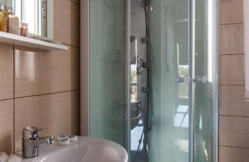 Pistoia House | Room 'Azalea' with Shared Pool, Wi-Fi and Air Conditioning