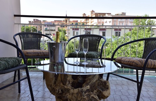 Ercolano Apartment | Room 'Camera Deluxe Vicino Agli Scavi' with Mountain View, Wi-Fi and Air Conditioning