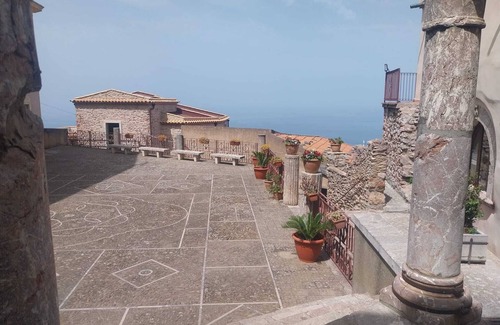 San Marco d'Alunzio Apartment | Room 'Casa Dello Algozirio' with Private Terrace