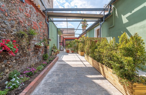 Santa Maria di Licodia Apartment | Room 'Civico 46 - Green' with Shared Terrace, Wi-Fi and Air Conditioning