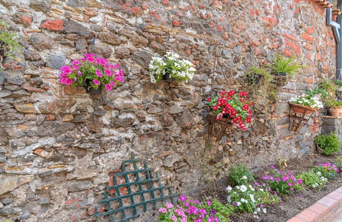 Santa Maria di Licodia Apartment | Room 'Civico 46 - Red' with Shared Terrace, Wi-Fi and Air Conditioning