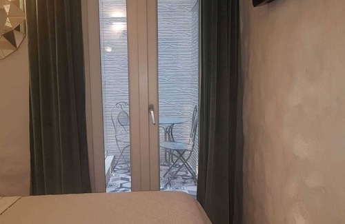 Bari City Centre House | Room Del Giglio, elegant room in the center of Bari