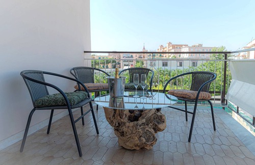 Ercolano Apartment | Room 'Elegante Camera Familiare' with Mountain View, Wi-Fi and Air Conditioning