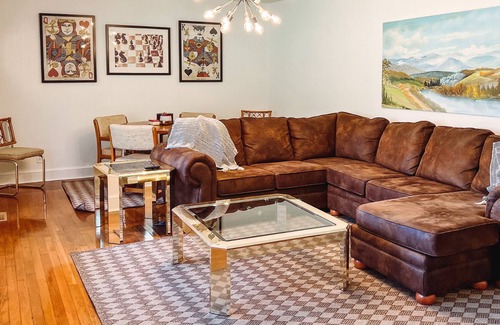 Bristol House | Room for 8+ Walking Distance to Casino!