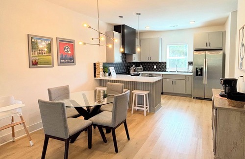 Donelson House | Room for everyone: 3 queen bedrooms & 3.5 baths sleep 10 in comfort. Stay entertained: game room with board games & smart TV after Broadway & Opry adventures. Free driveway parking Fast Wi-Fi & workspace Kid-friendly: crib, toys,
