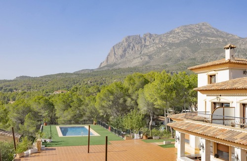 Finestrat House | Room 'Habitación 9' with Shared Pool, Wi-Fi and Air Conditioning