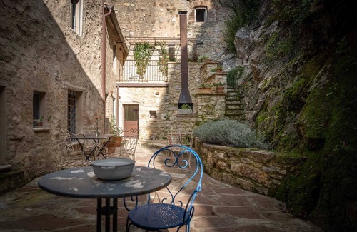 Campiglia d'Orcia Apartment | Room 'Il Castellare' with Shared Garden, Wi-Fi and Air Conditioning