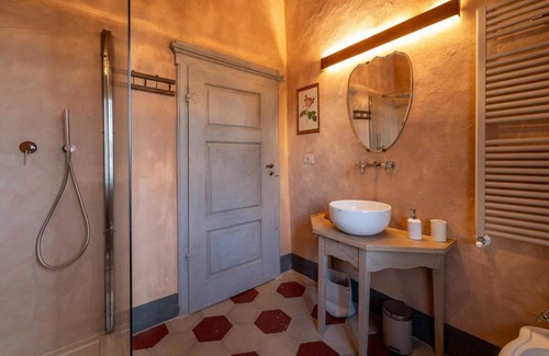 Campiglia d'Orcia Apartment | Room 'Il Castellare' with Shared Garden, Wi-Fi and Air Conditioning