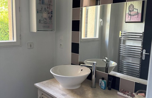 Sarge-les-le-Mans Bed & Breakfast | Room in contemporary house with swimming pool