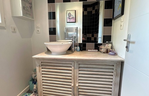 Sarge-les-le-Mans Bed & Breakfast | Room in contemporary house with swimming pool