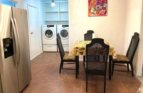 Dallas House | Room in Dallas near downtown