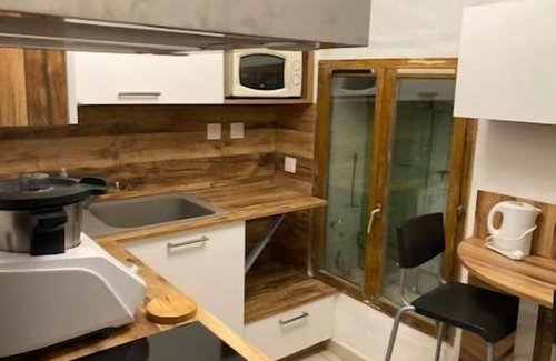 Chateauneuf-du-Rhone Bed & Breakfast | Room in house drome + viarhona + freeway + jacuzzi (extra charge)