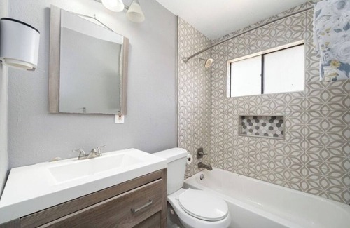 Southbelt/Ellington House | Room in house close to Hobby airport Houston