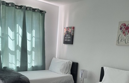 Ludlam House | Room in Kendall with view lake and patio