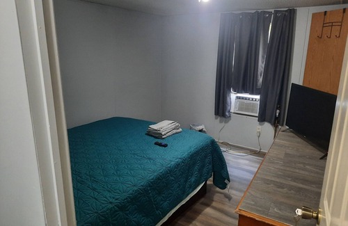 Stanton House | Room in mobile home with WiFi, AC, free washer & dryer. 5 miles from Blue Oval