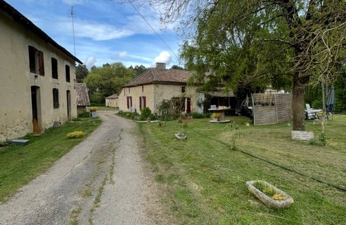 Brugnac Bed & Breakfast | Room in old farmhouse