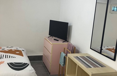 Belle-Beille Bed & Breakfast | Room in single-family house near streetcar with shared kitchen and bathroom