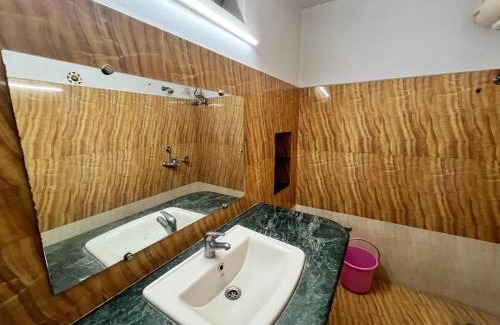 Gomti Nagar House | Room in the Heart of Gomti Nagar