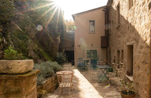 Campiglia d'Orcia Apartment | Room 'L'imbrunire - Il Lampadone' with Shared Garden, Wi-Fi and Air Conditioning
