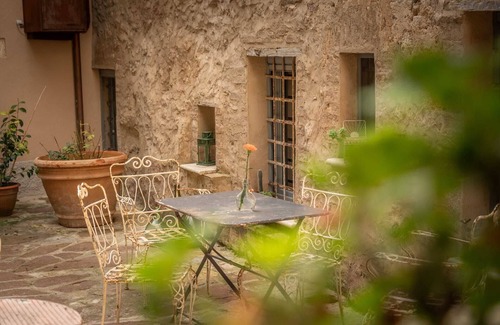 Campiglia d'Orcia Apartment | Room 'L'imbrunire - Il Lampadone' with Shared Garden, Wi-Fi and Air Conditioning