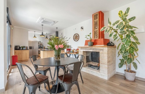 Murchas Apartment | Room 'La Boheme 1' with Mountain View, Wi-Fi and Air Conditioning