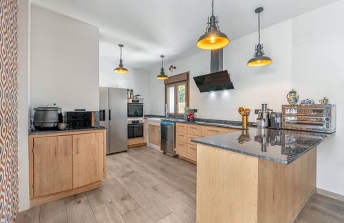 Murchas Apartment | Room 'La Boheme 1' with Mountain View, Wi-Fi and Air Conditioning