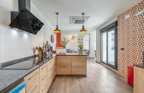 Murchas Apartment | Room 'La Boheme 6' with Mountain View, Wi-Fi and Air Conditioning