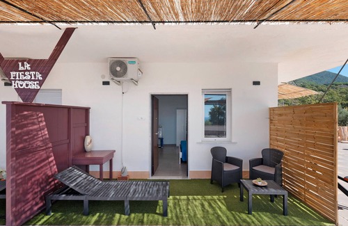 Capaccio-Paestum Apartment | Room 'La Fiesta' with Sea View, Wi-Fi and Air Conditioning