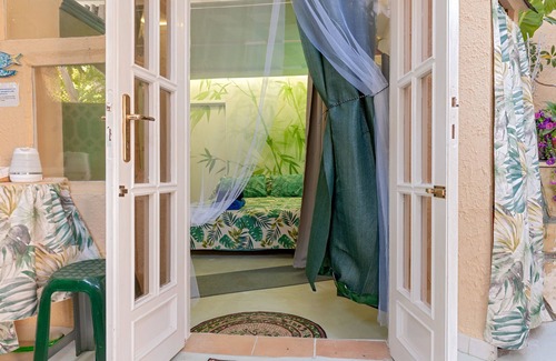 Vada Apartment | Room 'La Stanza Verde Degli Artisti' with Private Garden and Wi-Fi