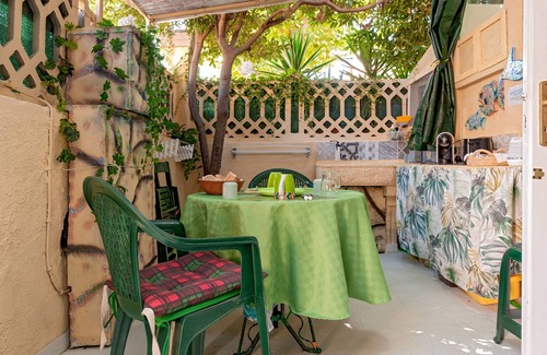Vada Apartment | Room 'La Stanza Verde Degli Artisti' with Private Garden and Wi-Fi
