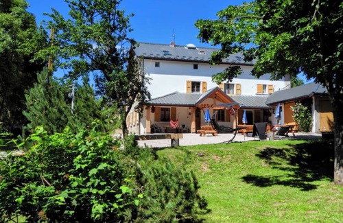 Vassieux-en-Vercors Apartment | Room 'Les Carlines' with Mountain View, Shared Terrace and Wi-Fi