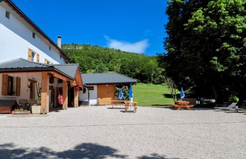 Vassieux-en-Vercors Apartment | Room 'Les Carlines 2' with Mountain View, Shared Terrace and Wi-Fi