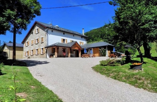 Vassieux-en-Vercors Apartment | Room 'Les Carlines 6' with Mountain View, Shared Terrace and Wi-Fi