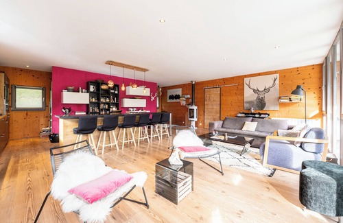 Aillon-le-Jerune Ski Chalet | Room 'Lodge La Vie En Rose' with Mountain View and Private Terrace