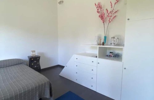 Pistoia House | Room 'Magnolia' with Shared Pool, Wi-Fi and Air Conditioning