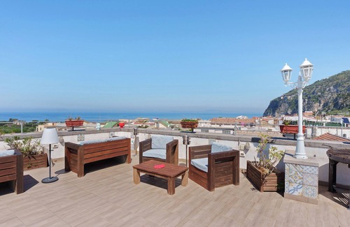 Meta Apartment | Room 'Matrimoniale Mansardata' with Shared Terrace, Wi-Fi and Air Conditioning