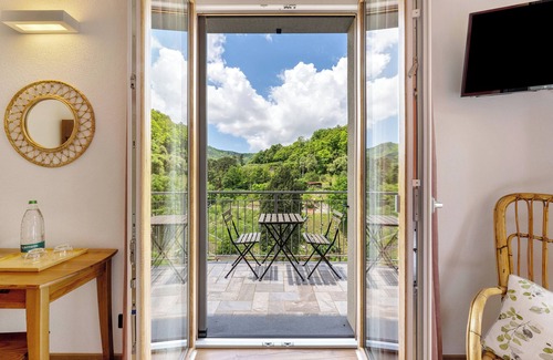 Velva Apartment | Room 'Mereta' with Mountain View, Wi-Fi and Air Conditioning