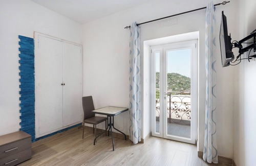 Piazza-Tralia-Pendolo Apartment | Room 'Napoli Con Vista Vesuvio' with Mountain View, Wi-Fi and Air Conditioning