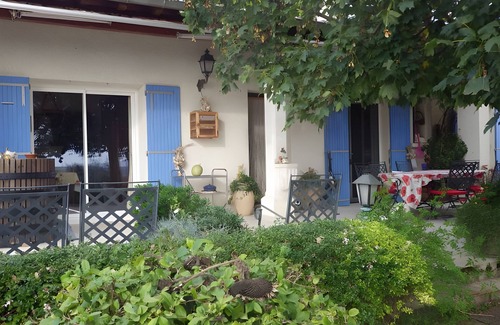 Visan Apartment | Room 'Oliveraie' with Mountain View, Shared Terrace and Wi-Fi