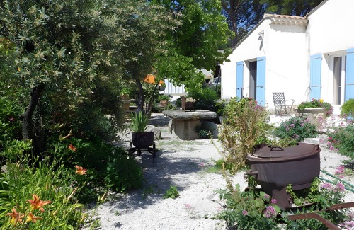 Visan Apartment | Room 'Oliveraie' with Mountain View, Shared Terrace and Wi-Fi