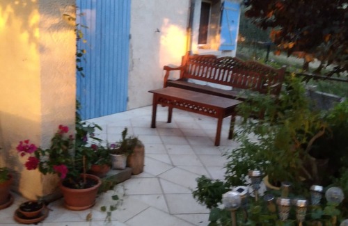 Visan Apartment | Room 'Oliveraie' with Mountain View, Shared Terrace and Wi-Fi