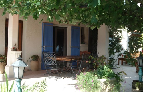 Visan Apartment | Room 'Oliveraie' with Mountain View, Shared Terrace and Wi-Fi