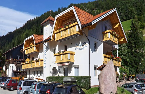 Sarntal Apartment | Room 'Olympia Zimmer 204' with Mountain View, Shared Garden and Wi-Fi
