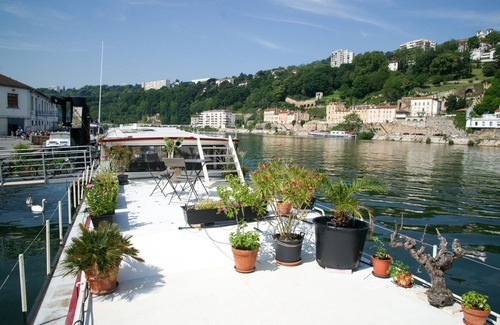 2nd Arrondissement Boat Rental | Room on houseboat unusual town center calm view impregnable