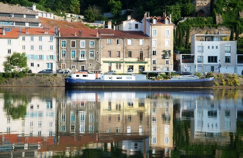 2nd Arrondissement Boat Rental | Room on houseboat unusual town center calm view impregnable