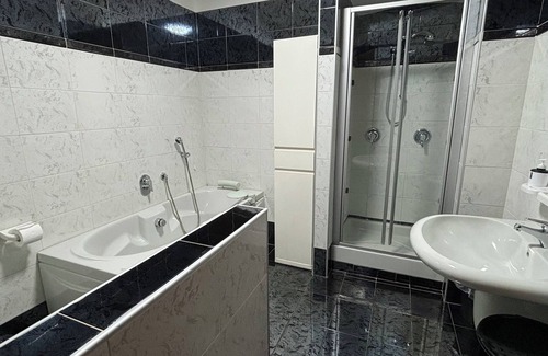 Potenza House | Room & Parking