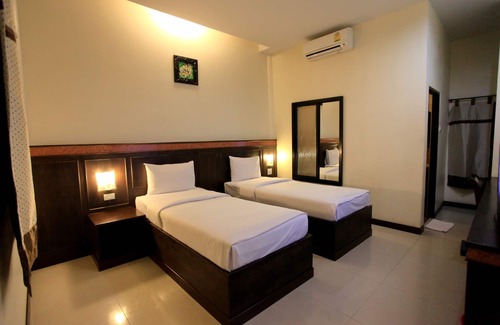 Chumphon Hotel | Room Place