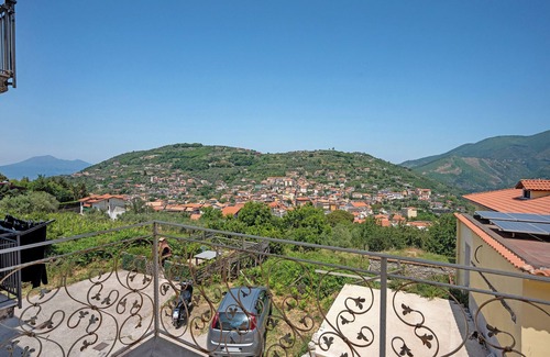 Piazza-Tralia-Pendolo Apartment | Room 'Pompei Con Vista Vesuvio' with Mountain View, Wi-Fi and Air Conditioning