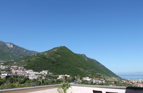 Gragnano Apartment | Room 'Positano Con Vista Montagna' with Shared Terrace, Shared Garden and Wi-Fi